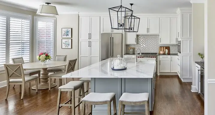 Kitchen remodel – handleless cabinets vs. traditional handles: A modern design showdown
